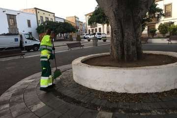 Servicios retira 4 toneladas de residuos del casco de Telde tras los eventos multitunarios/TA.