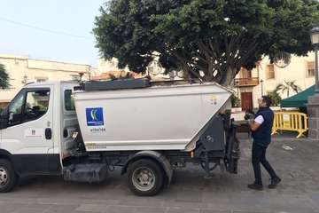 Servicios retira 4 toneladas de residuos del casco de Telde tras los eventos multitunarios/TA.