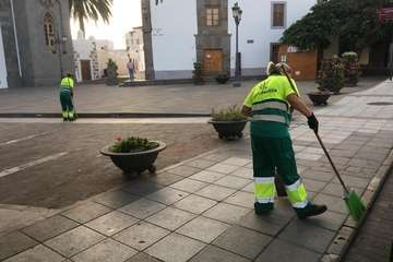 Servicios retira 4 toneladas de residuos del casco de Telde tras los eventos multitunarios/TA.