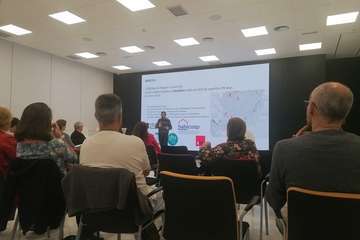 El concejal César Santana, de Izquierda Unida, se instruye sobre la vivienda colaborativa/TA.