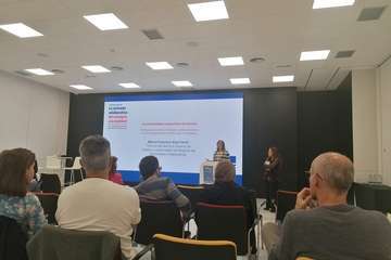 El concejal César Santana, de Izquierda Unida, se instruye sobre la vivienda colaborativa/TA.