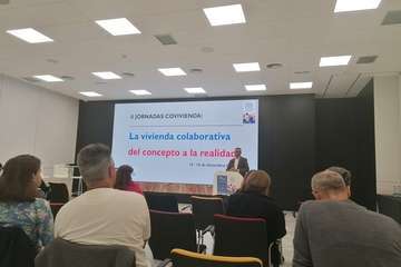 El concejal César Santana, de Izquierda Unida, se instruye sobre la vivienda colaborativa/TA.