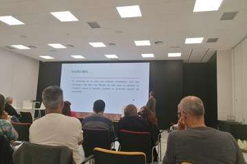 El concejal César Santana, de Izquierda Unida, se instruye sobre la vivienda colaborativa/TA.
