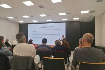 El concejal César Santana, de Izquierda Unida, se instruye sobre la vivienda colaborativa/TA.