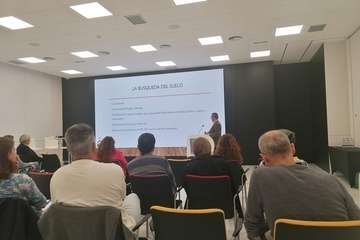 El concejal César Santana, de Izquierda Unida, se instruye sobre la vivienda colaborativa/TA.
