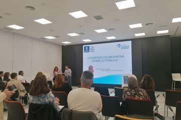 El concejal César Santana, de Izquierda Unida, se instruye sobre la vivienda colaborativa/TA.
