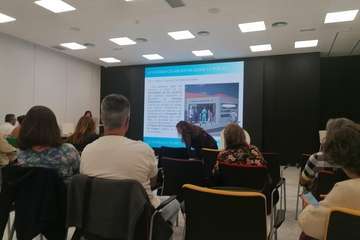 El concejal César Santana, de Izquierda Unida, se instruye sobre la vivienda colaborativa/TA.