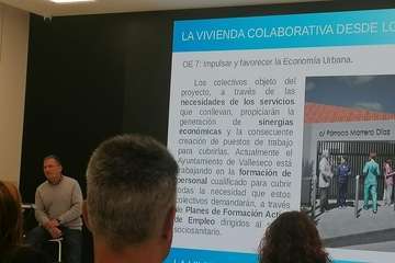El concejal César Santana, de Izquierda Unida, se instruye sobre la vivienda colaborativa/TA.