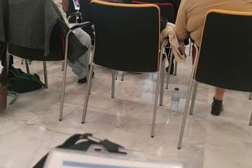 El concejal César Santana, de Izquierda Unida, se instruye sobre la vivienda colaborativa/TA.