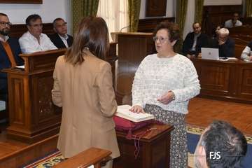 Rosi Ortega promete el cargo de edila y se integra en el grupo socialista/FJS Fotografía.