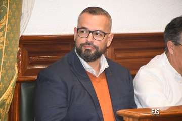  Benjamín Ramírez, el primer sacerdote que alza la voz en el Pleno de Telde contra la lacra machista/fFJS Fotografía.