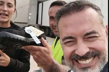 UxGC de Telde dona zapatos al personal de un convenio de empleo ante la falta de material de seguridad/TA.