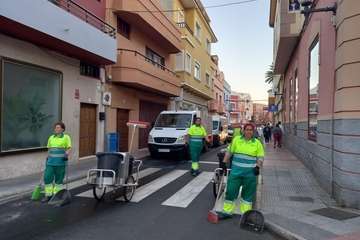 Telde recoge 3.000 kilos de residuos tras el paso de la Cabalgata de Reyes/TA y Antonio Alí.