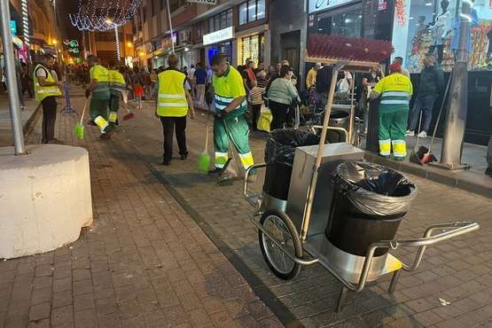 Telde recoge 3.000 kilos de residuos tras el paso de la Cabalgata de Reyes/TA y Antonio Alí.