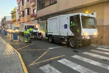 Telde recoge 3.000 kilos de residuos tras el paso de la Cabalgata de Reyes/TA y Antonio Alí.