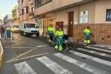 Telde recoge 3.000 kilos de residuos tras el paso de la Cabalgata de Reyes/TA y Antonio Alí.