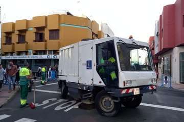 Telde recoge 3.000 kilos de residuos tras el paso de la Cabalgata de Reyes/TA y Antonio Alí.