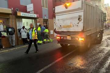 Telde recoge 3.000 kilos de residuos tras el paso de la Cabalgata de Reyes/TA y Antonio Alí.