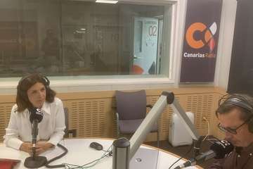Carmen Hernández en los estudios de Canarias Radio/CR.