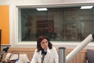 Carmen Hernández en los estudios de Canarias Radio/CR.