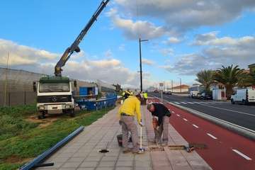 Comienzan los trabajos de colocación del nuevo alumbrado LED del ensanche de la carretera de Melenara/TA.