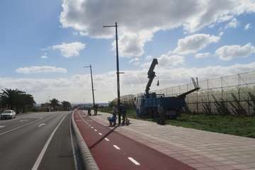 Comienzan los trabajos de colocación del nuevo alumbrado LED del ensanche de la carretera de Melenara/TA.