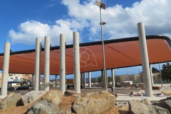 El moderno parque urbano de Melenara luce una gran lona para su espacio de sombra/TA.