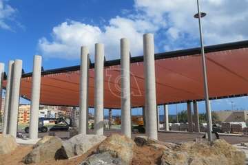 El moderno parque urbano de Melenara luce una gran lona para su espacio de sombra/TA.