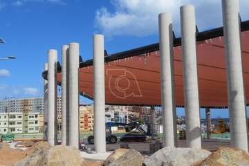 El moderno parque urbano de Melenara luce una gran lona para su espacio de sombra/TA.
