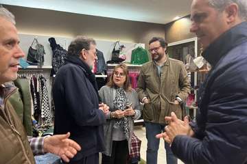 Mariano Rajoy, de paseo por la zona comercial de Telde/TA.