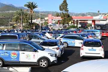 Los taxistas de Telde copan el parquin de El Cubillo horas para  su protesta/TA y Antonio Alí.
