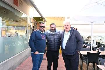 Los taxistas de Telde copan el parquin de El Cubillo horas para  su protesta/TA y Antonio Alí.