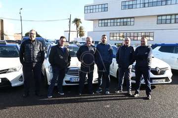 Los taxistas de Telde copan el parquin de El Cubillo horas para  su protesta/TA y Antonio Alí.