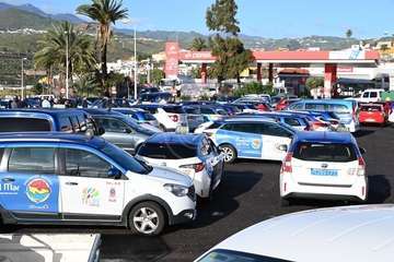 Los taxistas de Telde copan el parquin de El Cubillo horas para  su protesta/TA y Antonio Alí.