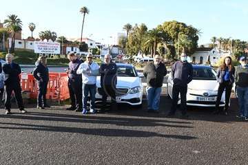 Los taxistas de Telde copan el parquin de El Cubillo horas para  su protesta/TA y Antonio Alí.