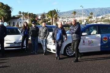 Los taxistas de Telde copan el parquin de El Cubillo horas para  su protesta/TA y Antonio Alí.