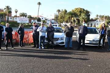 Los taxistas de Telde copan el parquin de El Cubillo horas para  su protesta/TA y Antonio Alí.