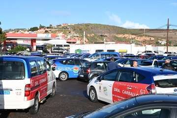 Los taxistas de Telde copan el parquin de El Cubillo horas para  su protesta/TA y Antonio Alí.