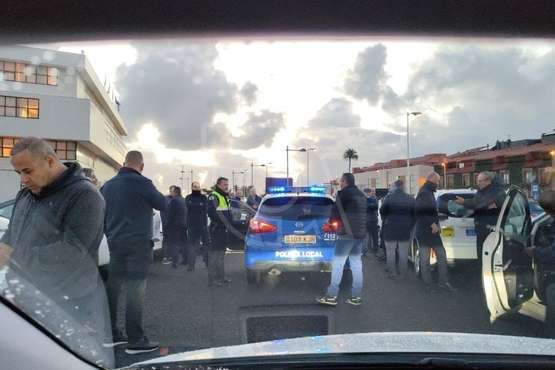 Los taxistas de Telde copan el parquin de El Cubillo horas para  su protesta/TA y Antonio Alí.