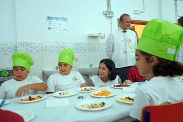 La ministra de Sanidad ha presidido esta mañana en Telde el acto de presentación de la iniciativa â€˜Patios Abiertos-En Plan Bienâ€™/Acfi Press.