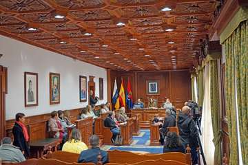 El Pleno aprueba por unanimidad un gasto extra de 30.000 horas para poder licitar la rehabilitación de Las Longueras/TA y Acfi Press.