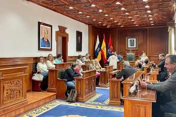 El Pleno aprueba por unanimidad un gasto extra de 30.000 horas para poder licitar la rehabilitación de Las Longueras/TA y Acfi Press.