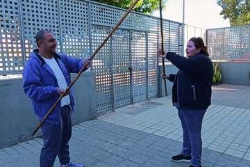 Monitores de la Escuela Municipal de Folclore de Telde aprenden las técnicas del juego del palo/TA.