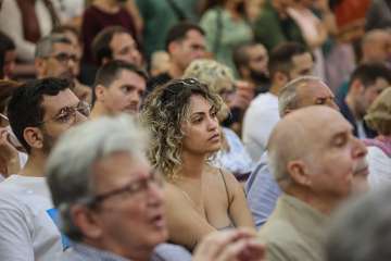 Yolanda Díaz y Alberto Rodríguez alegan en Telde sobre Canarias y España/TA y Acfi Press.