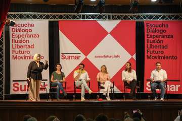 Yolanda Díaz y Alberto Rodríguez alegan en Telde sobre Canarias y España/TA y Acfi Press.