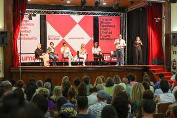 Yolanda Díaz y Alberto Rodríguez alegan en Telde sobre Canarias y España/TA y Acfi Press.