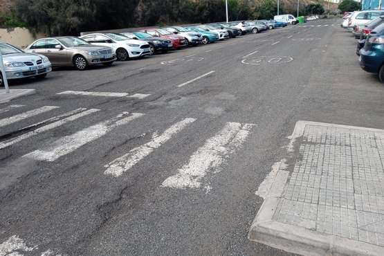 Socavones en la calle del Centro de Salud de Jinámar/TA.