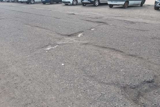 Socavones en la calle del Centro de Salud de Jinámar/TA.