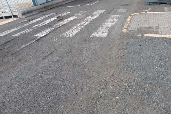 Socavones en la calle del Centro de Salud de Jinámar/TA.