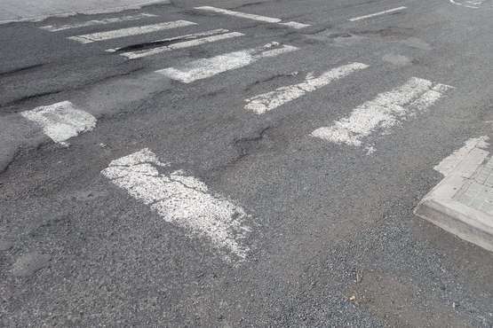 Socavones en la calle del Centro de Salud de Jinámar/TA.